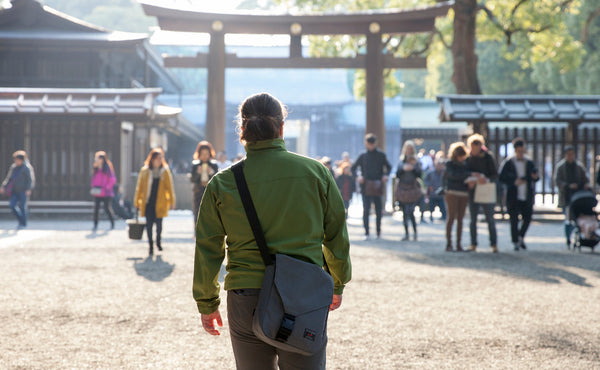 A person carrying the Medium Cafe Bag crossbody.